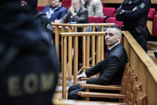 Γύρω γύρω όλοι και στη μέση το μπλόκο στον Κασιδιάρη