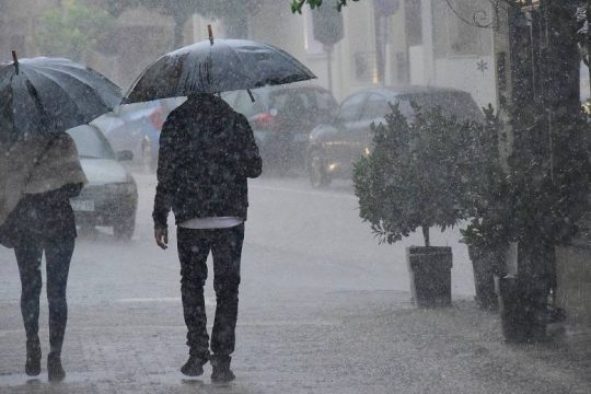 Βροχές στα βορειοδυτικά και ισχυροί άνεμοι