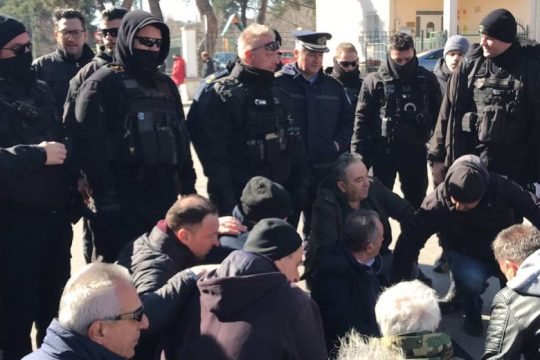 Επίσκεψη Μητσοτάκη στην Κοζάνη: Υποδοχή στους διαδηλωτές με… αγάπη