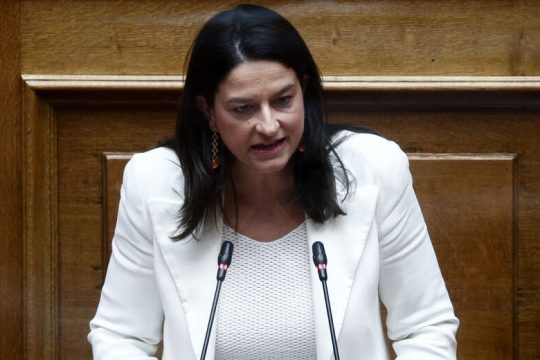 Ανένδοτη η Κεραμέως για τα Συμβούλια Διοίκησης