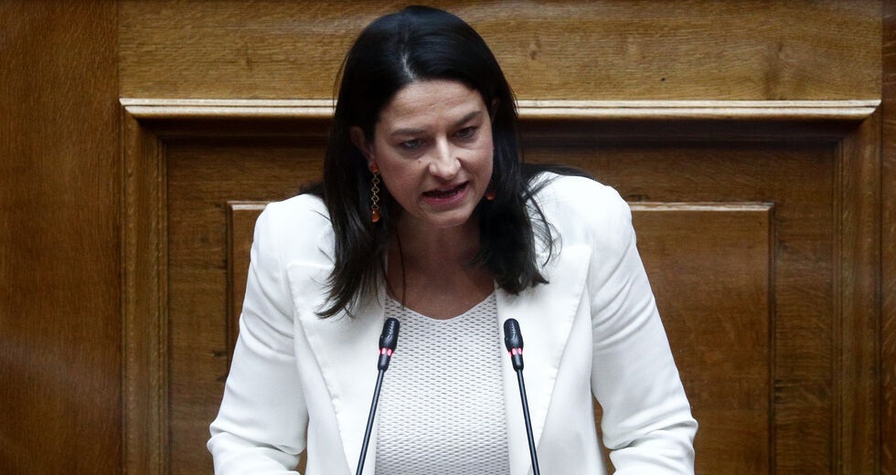 Ανένδοτη η Κεραμέως για τα Συμβούλια Διοίκησης