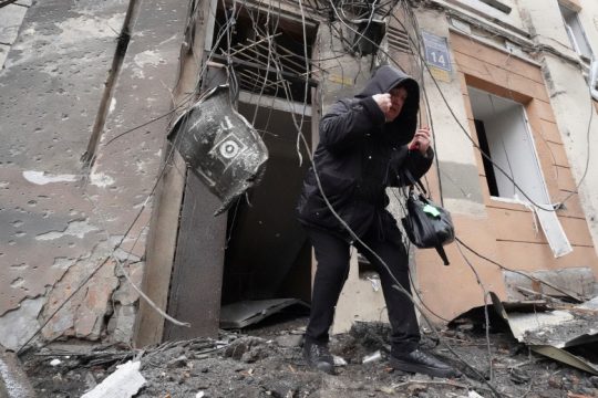Μπαράζ πυραύλων σε ουκρανικές πόλεις, καθώς η Ρωσία προελαύνει σε ανατολικά και νότια