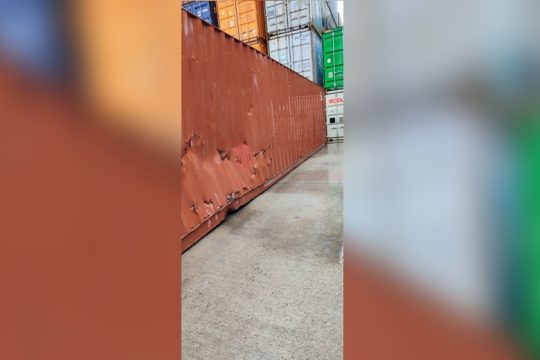 Επεσε κοντέινερ από τους ισχυρούς ανέμους