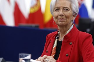 Νέα αύξηση επιτοκίων «υπόσχεται» η Λαγκάρντ