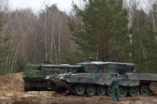 Πρωθυπουργικές πόζες με φόντο τα Leopard 2
