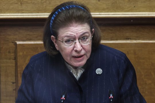 Το αγέλαστο πρόσωπο μιας λυκειάρχη σε σχολείο θηλέων