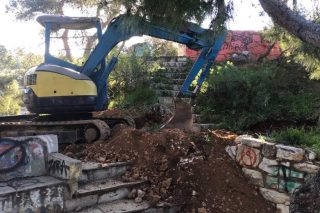 Συνεχίζουν την καταστροφή του Λόφου Στρέφη και χωρίς τις άδειες