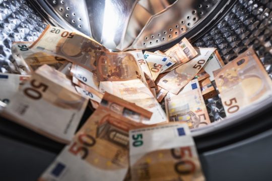 «Βόμβα» απ’ την Αρχή Ξεπλύματος Μαύρου Χρήματος για πολύ γνωστό τηλεοπτικό παραγωγό