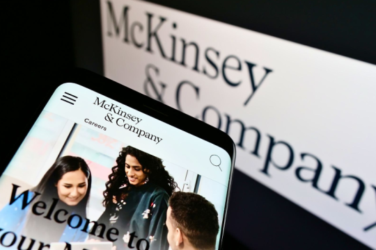 Απολύει και η McKinsey