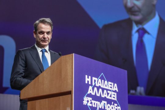 Η τετραετία Μητσοτάκη σε ένα απόγευμα: Έξω ξύλο, μέσα στημένη αποθέωση