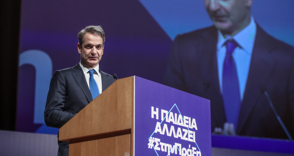 Η τετραετία Μητσοτάκη σε ένα απόγευμα: Έξω ξύλο, μέσα στημένη αποθέωση