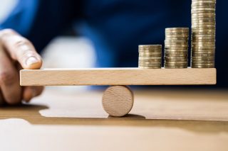 Μετέωρες οι προβλέψεις για ανάπτυξη και πληθωρισμό