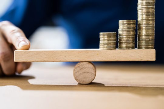 Μετέωρες οι προβλέψεις για ανάπτυξη και πληθωρισμό