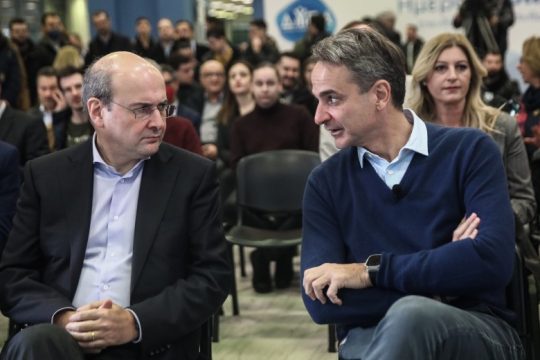 Προκλητικό προεκλογικό σόου Μητσοτάκη για μισθούς και θέσεις εργασίας