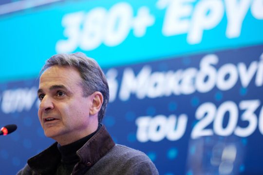 Προεκλογικά επιδόματα και πόλωση με ακροδεξιά ατζέντα