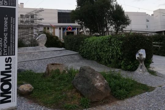 Το παρασκήνιο του διεθνούς διαγωνισμού και δύο παραιτήσεις με αιχμές