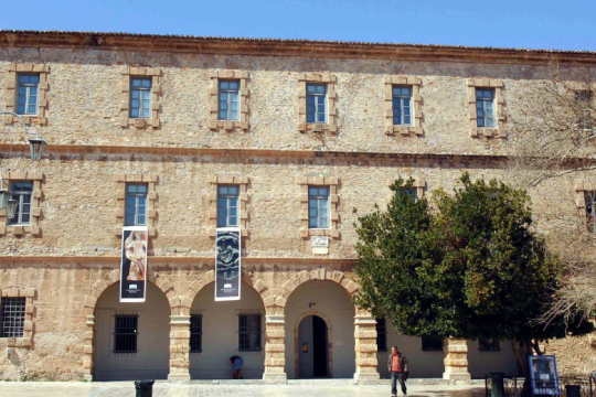 Ο μοναδικός πήλινος σφραγιδοκύλινδρος της Ασίνης επανενώνεται στο Αρχαιολογικό Μουσείο Ναυπλίου