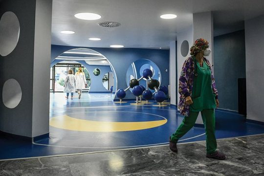 Ανοίγει και στη δημόσια παιδική περίθαλψη την πόρτα στους ιδιώτες