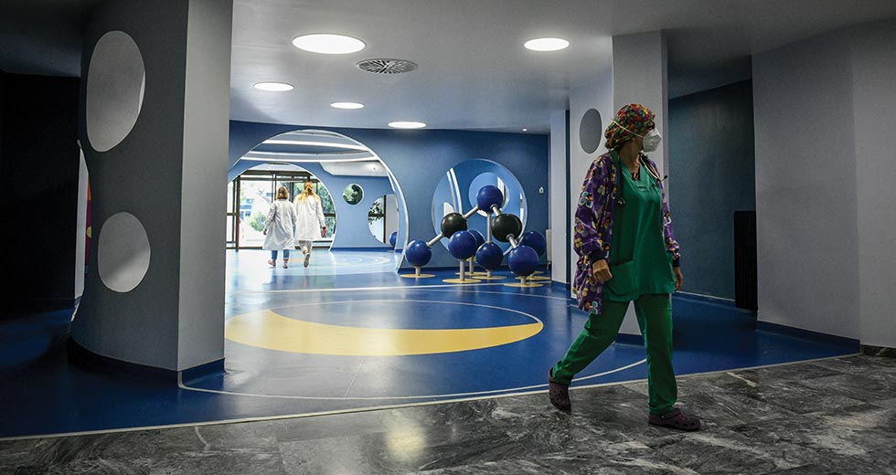 Ανοίγει και στη δημόσια παιδική περίθαλψη την πόρτα στους ιδιώτες
