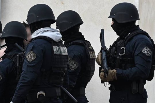 Μετά το όργιο αστυνομικής βίας σε έξωση, ο δήμαρχος Καστοριάς ζητά αναστολή πλειστηριασμών