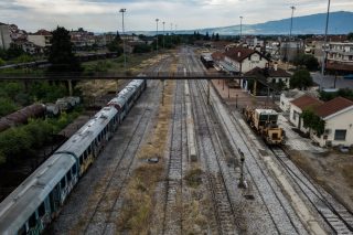 Γέφυρα πάνω από τις γραμμές του ΟΣΕ απειλεί συρμούς και επιβάτες