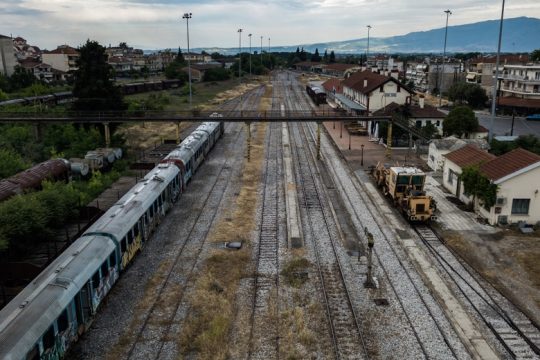 Γέφυρα πάνω από τις γραμμές του ΟΣΕ απειλεί συρμούς και επιβάτες
