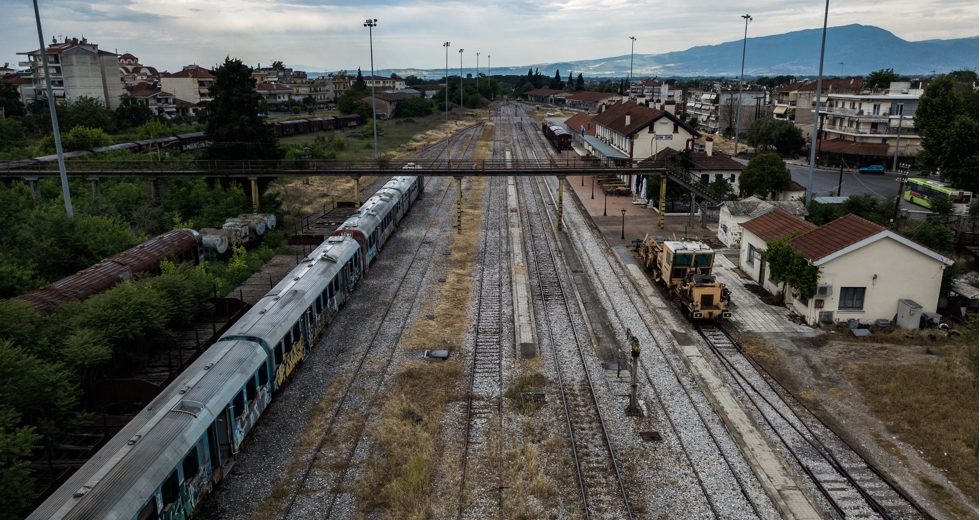 Γέφυρα πάνω από τις γραμμές του ΟΣΕ απειλεί συρμούς και επιβάτες