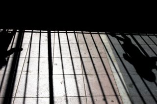 Αντιδράσεις στην Καλαμάτα για μαυροφορεμένους εθελοντές φρουρούς στο πάρκο-παιδική χαρά