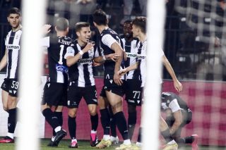 Με κρατημένα τα γκέμια