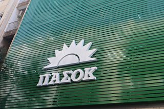 ΠΑΣΟΚ: Οι λόγοι πίσω από την επίθεση του ΣΥΡΙΖΑ