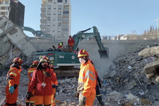 Οικογενειακή υπόθεση ο εθελοντισμός στα χαλάσματα της Τουρκίας