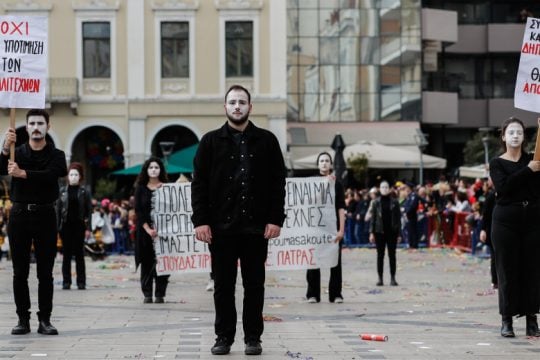 Παρέμβαση καλλιτεχνών στο καρναβάλι της Πάτρας