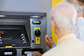 Πώς η αύξηση συντάξεων έγινε…φιλοδώρημα