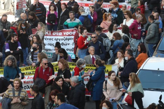 Ξέσπασμα οργής υγειονομικών για την κυβερνητική επέλαση στο ΕΣΥ