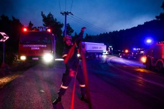 Φωτιά σε προαύλιο επιχείρησης στο Ωραιόκαστρο Θεσσαλονίκης – Καίει ξερά χόρτα υπό ισχυρούς ανέμους