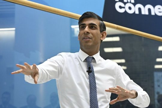Πίσω ολοταχώς από την κυβέρνηση Σούνακ στις δεσμεύσεις για την ουδετερότητα στον άνθρακα