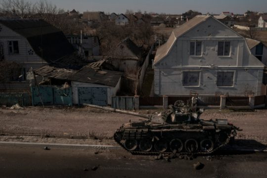 Μηνύματα και υψηλή ρητορική από Δύση και Μόσχα για τον έναν χρόνο πολέμου