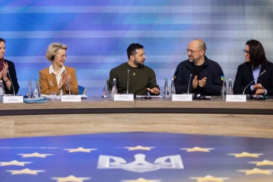Σειρήνες στην Ουκρανία, ενώ ξεκινά η σύνοδος με την ηγεσία της Ε.Ε.