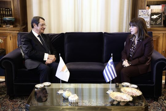 Σε εγκάρδιο κλίμα η συνάντηση Σακελλαροπούλου – Αναστασιάδη