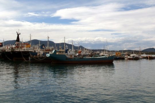 «Τρελή» πορεία από φορτηγό πλοίο στον κόλπο της Σαλαμίνας