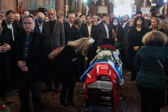 Το τελευταίο αντίο στον Νεκτάριο Σαντορινιό