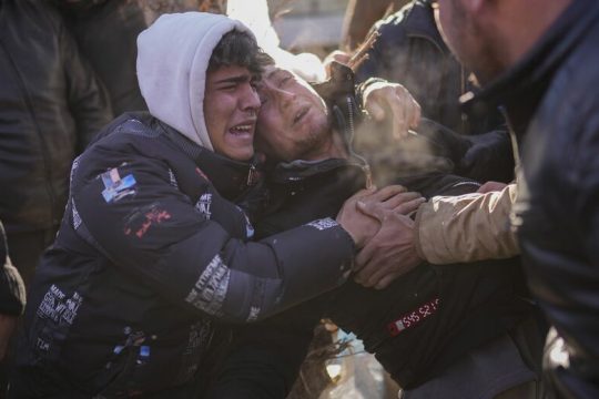 Οδύνη και θρήνος σε Τουρκία-Συρία