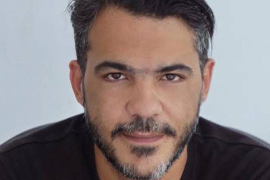Κατήγγειλε το ΠΑΣΟΚ, αποχώρησε και τώρα υμνεί τον Μητσοτάκη