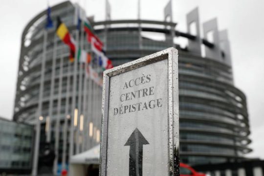 Διάπλατα ανοιχτό το σκάνδαλο των υποκλοπών – Live η συνεδρίαση στο Ευρωκοινοβούλιο