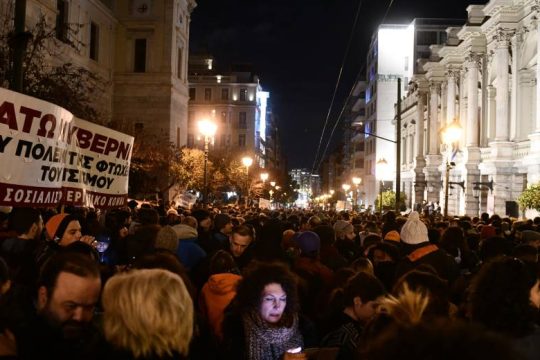 Ανθρώπινο ποτάμι στη συναυλία αλληλεγγύης στους καλλιτέχνες