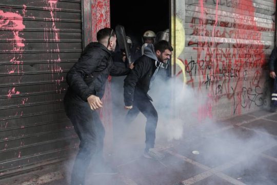 Ελεύθεροι οι συνδικαλιστές μετά την τραμπούκικη επίθεση της αστυνομίας