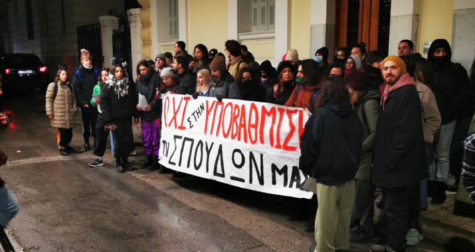 «Θερμές» εκπλήξεις για τη Μαρέβα Μητσοτάκη στο Θέατρο Τέχνης
