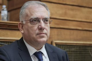 Σφυροκόπημα της αντιπολίτευσης κατά κυβέρνησης και Θεοδωρικάκου