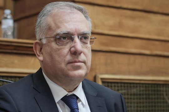 Σφυροκόπημα της αντιπολίτευσης κατά κυβέρνησης και Θεοδωρικάκου