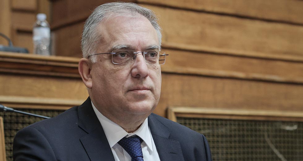 Σφυροκόπημα της αντιπολίτευσης κατά κυβέρνησης και Θεοδωρικάκου